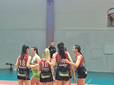 Момичетата от казанлъшкия волейболен отбор продължават напред 