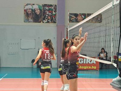 Момичетата от казанлъшкия волейболен отбор продължават напред 