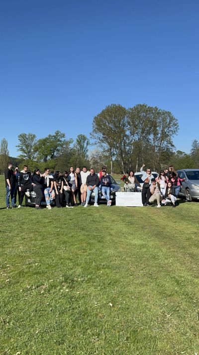 Абитуриентите от 12 Б клас на ПГЛПТ с емоционална покана за любимата си класна 