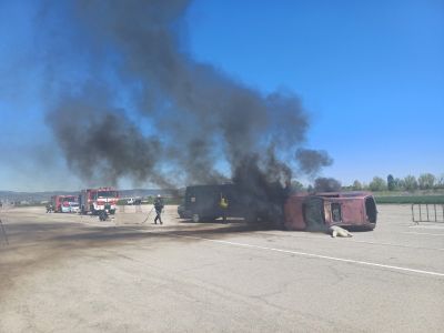 Полицаи и пожарникари участваха в учение при настъпване на тежко ПТП