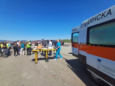 Полицаи и пожарникари участваха в учение при настъпване на тежко ПТП