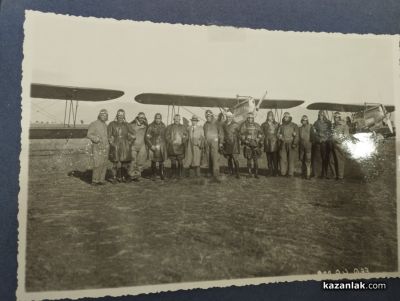 Албуми с интересен снимков материал за самолетостроенето в Казанлък бяха дарени на Музея на фотографията 