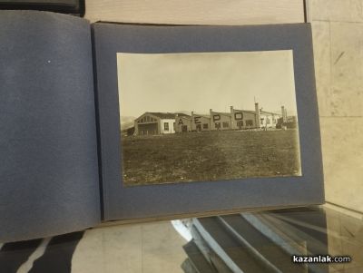 Албуми с интересен снимков материал за самолетостроенето в Казанлък бяха дарени на Музея на фотографията 