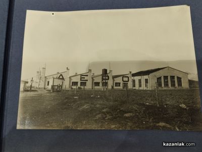 Албуми с интересен снимков материал за самолетостроенето в Казанлък бяха дарени на Музея на фотографията 