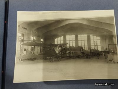 Албуми с интересен снимков материал за самолетостроенето в Казанлък бяха дарени на Музея на фотографията 