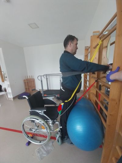 Стефан от Бузовград има нужда от помощ, за да ходи отново