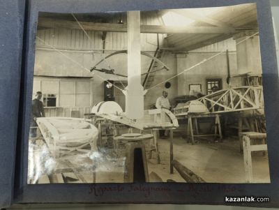 Албуми с интересен снимков материал за самолетостроенето в Казанлък бяха дарени на Музея на фотографията 