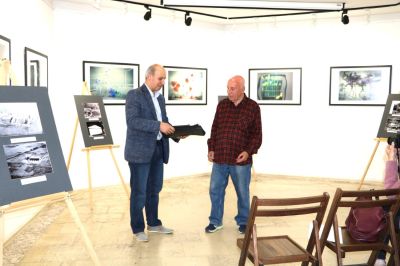 Албуми с интересен снимков материал за самолетостроенето в Казанлък бяха дарени на Музея на фотографията 