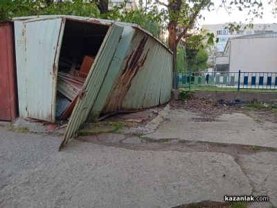 Шофьор се блъсна в гараж след гонка с полицаи и избяга