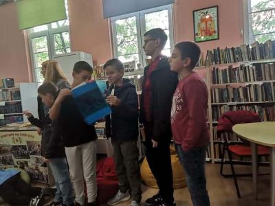 Отборът на RoboGiga от академията по Роботика в Казанлък представи своя комикс в бибилиотека “Искра“