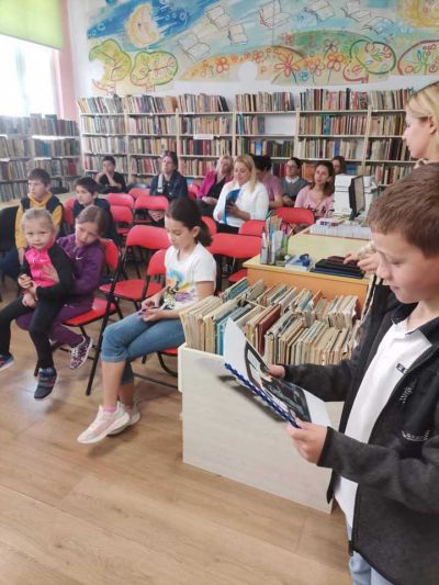 Отборът на RoboGiga от академията по Роботика в Казанлък представи своя комикс в бибилиотека “Искра“