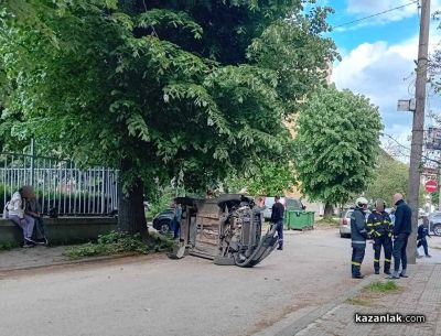 Лек автомобил се обърна след катастрофа до училище в Казанлък 