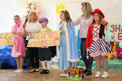 Приказни герои зарадваха децата от ДГ „Здравец“
