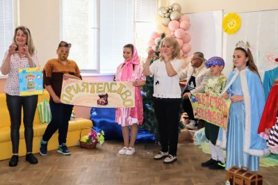 Приказни герои зарадваха децата от ДГ „Здравец“