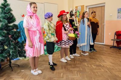 Приказни герои зарадваха децата от ДГ „Здравец“