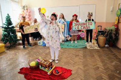 Приказни герои зарадваха децата от ДГ „Здравец“