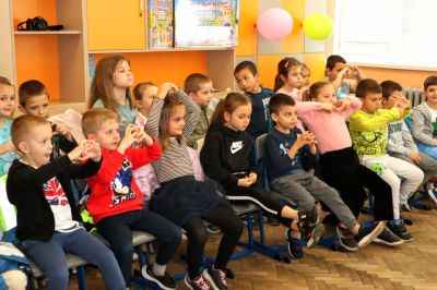 Приказни герои зарадваха децата от ДГ „Здравец“