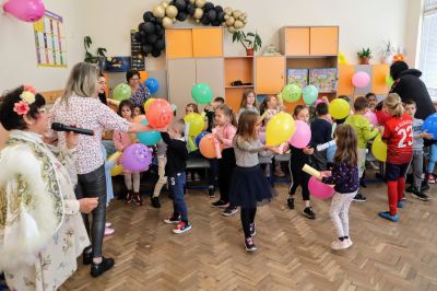 Приказни герои зарадваха децата от ДГ „Здравец“