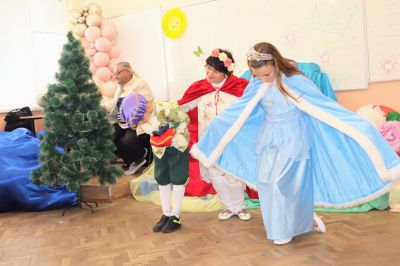 Приказни герои зарадваха децата от ДГ „Здравец“