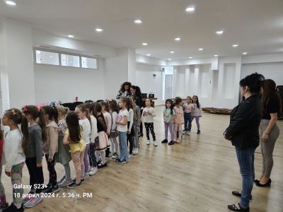 Започна подготовката за спектакъла “Мини Царица роза“