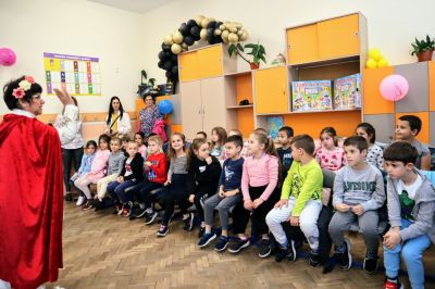 Приказни герои зарадваха децата от ДГ „Здравец“