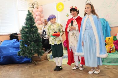 Приказни герои зарадваха децата от ДГ „Здравец“