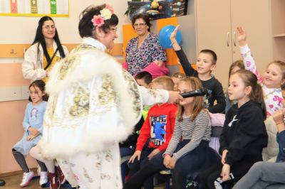 Приказни герои зарадваха децата от ДГ „Здравец“