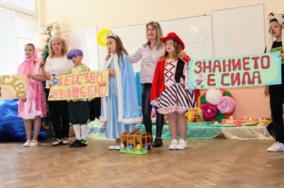 Приказни герои зарадваха децата от ДГ „Здравец“