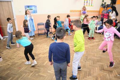 Приказни герои зарадваха децата от ДГ „Здравец“