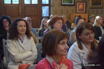 Аида Марковска и Ваня Кънева повдигнаха завесата и разказаха за потока на изобилието през казанлъшката публика 