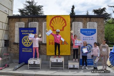 Деца показаха майсторско управление на велосипеди в парк “Розариум“