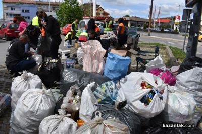 „Капачки за бъдеще“ в Казанлък: Доброволци събираха пластмасови капачки и метални кенчета за неонатална линейка и кувьоз
