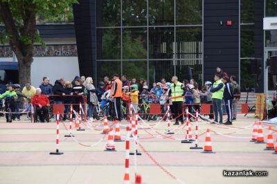 Деца показаха майсторско управление на велосипеди в парк “Розариум“