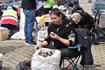 „Капачки за бъдеще“ в Казанлък: Доброволци събираха пластмасови капачки и метални кенчета за неонатална линейка и кувьоз