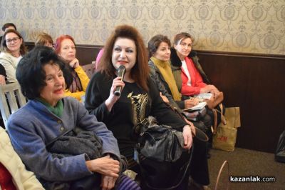 Аида Марковска и Ваня Кънева повдигнаха завесата и разказаха за потока на изобилието през казанлъшката публика 