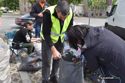 „Капачки за бъдеще“ в Казанлък: Доброволци събираха пластмасови капачки и метални кенчета за неонатална линейка и кувьоз