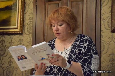 Аида Марковска и Ваня Кънева повдигнаха завесата и разказаха за потока на изобилието през казанлъшката публика 