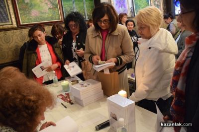 Аида Марковска и Ваня Кънева повдигнаха завесата и разказаха за потока на изобилието през казанлъшката публика 