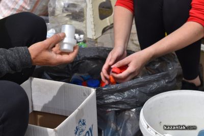 „Капачки за бъдеще“ в Казанлък: Доброволци събираха пластмасови капачки и метални кенчета за неонатална линейка и кувьоз