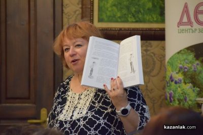 Аида Марковска и Ваня Кънева повдигнаха завесата и разказаха за потока на изобилието през казанлъшката публика 