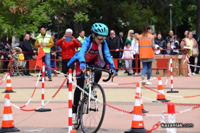 Деца показаха майсторско управление на велосипеди в парк “Розариум“