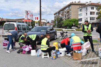 „Капачки за бъдеще“ в Казанлък: Доброволци събираха пластмасови капачки и метални кенчета за неонатална линейка и кувьоз