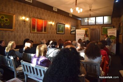 Аида Марковска и Ваня Кънева повдигнаха завесата и разказаха за потока на изобилието през казанлъшката публика 