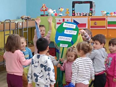 Доброволци и младежи на сдружение “МЦР-Взаимопомощ“ отбелязаха с инициатива “Денят на Земята“