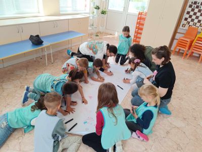 Доброволци отбелязаха Деня на Земята в ДГ “Теменуга“ и ППМГ “Никола Обрешков“