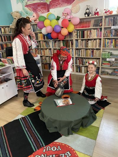 Деца и ученици пресъздадоха обичаите на пролетните празници