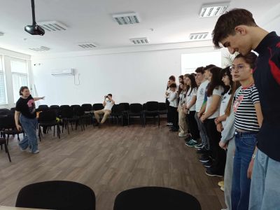 Доброволци отбелязаха Деня на Земята в ДГ “Теменуга“ и ППМГ “Никола Обрешков“