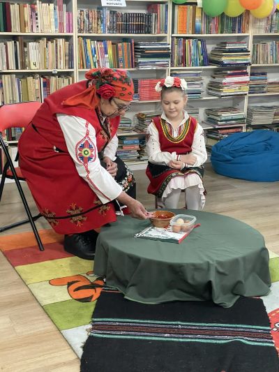 Деца и ученици пресъздадоха обичаите на пролетните празници