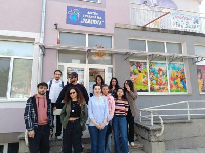 Доброволци отбелязаха Деня на Земята в ДГ “Теменуга“ и ППМГ “Никола Обрешков“