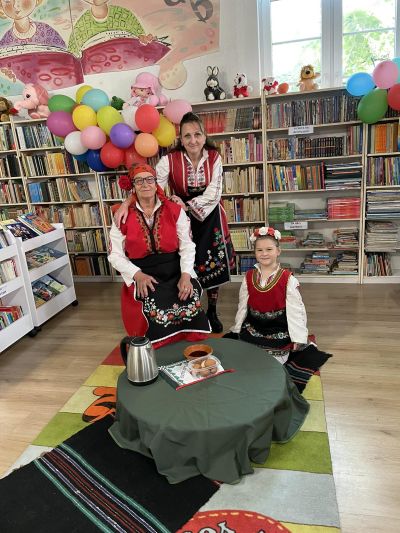 Деца и ученици пресъздадоха обичаите на пролетните празници